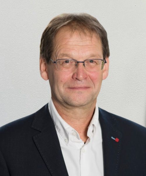 Matthias Pfann, externer ekaflor-Außendienst Matthias Pfann, Mann mit kurzem braunem Haar und Brille trägt weißes Hemd und dunkelblaues Sakko