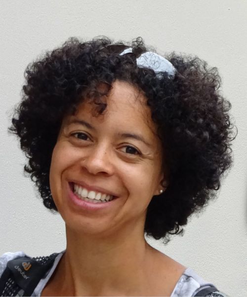 Theresa Mair, externe ekaflor-Mitgliederbetreuung Österreich Theresa Mair - Frau mit kurzem, lockigem Haar